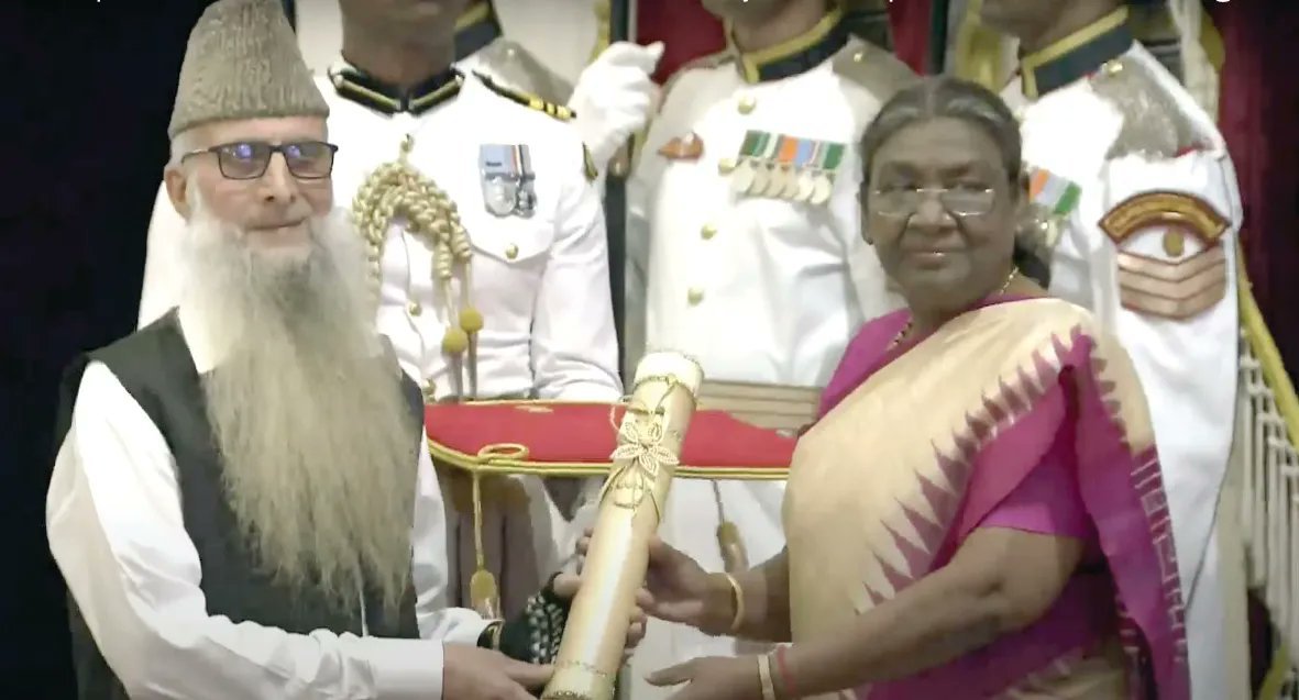 The President of India awarded Padma Shri to Ghulam Nabi Dar, a septuagenarian wood carving artisan from #JammuAndKashmir , for his exceptional contributions to the field of Art. #HanumanJayanti #WorldBookDay