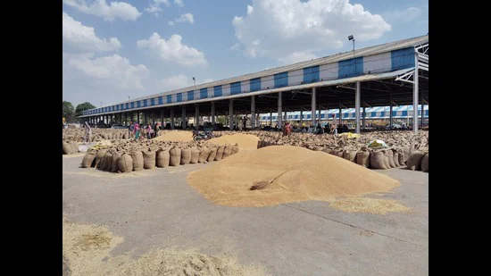 At New Grain Market along the NH-44, #tractor-trolleys loaded with #wheat are lined up for gate passes to the main gate (@rasta_aur_basta reports) hindustantimes.com/cities/chandig…