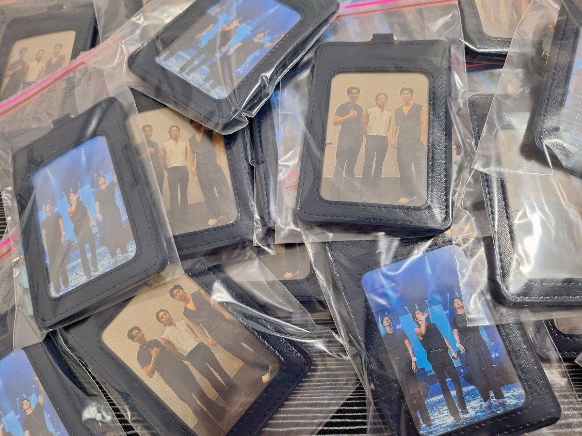 buin_jungshin's tweet photo. Finally done packing freebies for #CNBLUENTITYinSG 🥰💙

FCFS coz I'm bringing about 50 of these only.
Will probably post where I am before benefit claiming / soundcheck queueing. 👀 https://t.co/N2M7lDYCqV