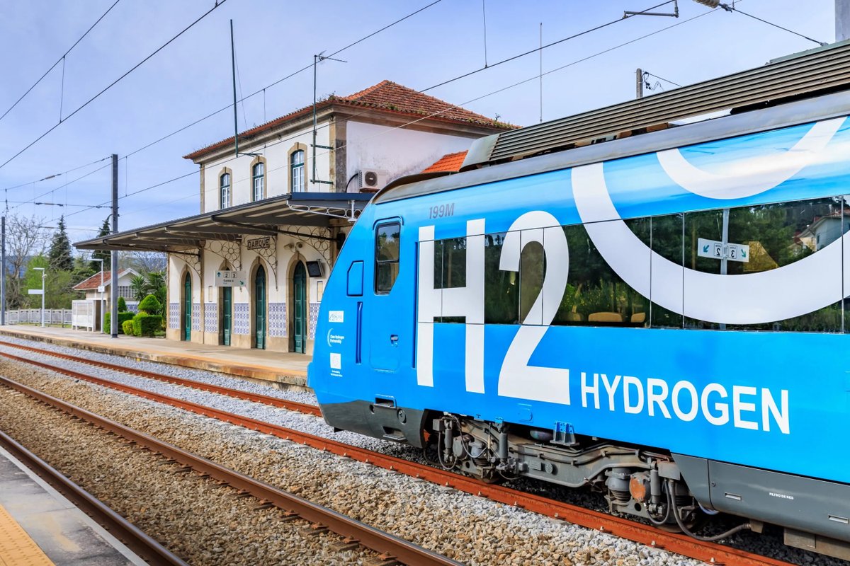 ¡El primer tren de Hidrógeno completa sus pruebas en la red ferroviaria portuguesa! 🚈  Lee todos los detalles aquí 👉 lnkd.in/eSgt4Nju #HorizonEU #greenhydrogen #sustainablemobility #freeCO2 #electrificationrail #H2applications Créditos de imágenes: CAF (CC BY-NC-ND 4.0)