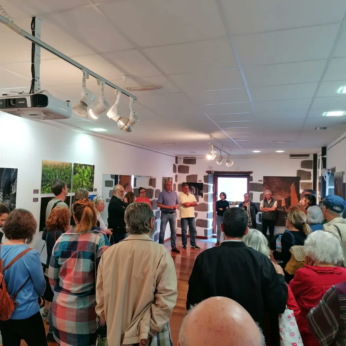 Ayto_VillaSB's tweet photo. #Inauguración de 'Aguas de Bien' en la Sala Lola Massieu, organizada por la Concejalía de Desarrollo Económico y Rural que dirige José Armengol.

La obra invita a reflexionar sobre nuestra responsabilidad como guardianes del valioso patrimonio hidráulico de la isla.
📷 César Kano https://t.co/b3X9UQVvdO