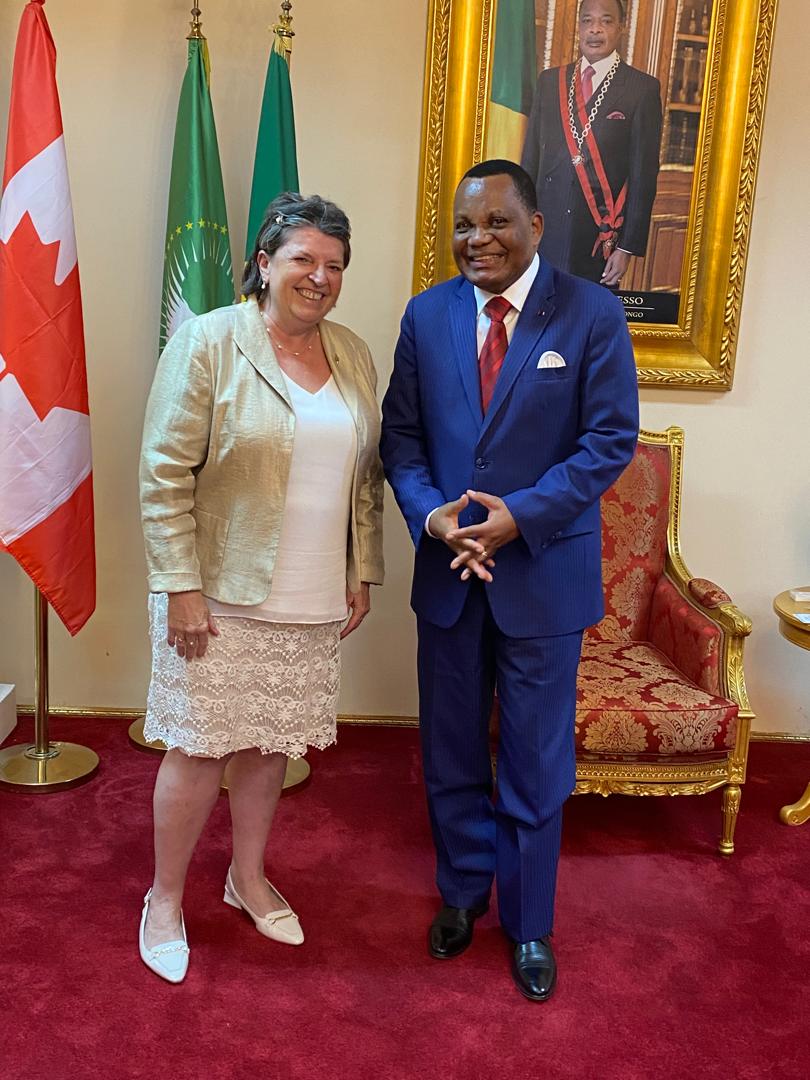 L’ambassadrice désignée du Canada auprès de la République du Congo🇨🇬, Mme Maryse Guilbeault, présente les copies figurées de ses lettres de créances au Ministre des Affaires étrangères, de la Francophonie et des Congolais de l’étranger, Jean-Claude Gakosso.