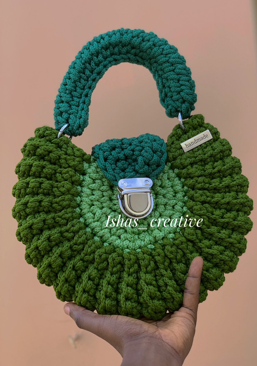 There is something about the color green, it comes out beautiful regardless of the shade. 
We delivered this to Lagos for our clients mum’s birthday and she loves it.
It can be recreated in any single or color mix of your choice 
Price: 20k
Location: Ilorin 
Nationwide delivery