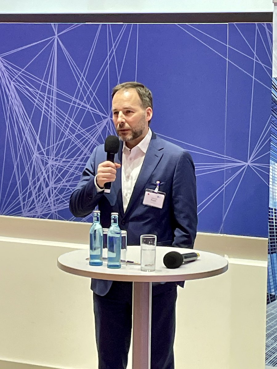 „#GenAI ist gekommen um zu bleiben. Sie hat die Art, wie wir arbeiten fundamental verändert. Als DZ BANK war uns wichtig, direkt ins Tun zu kommen. Deshalb haben wir DZChat implementiert“, so unser Vorstand Johannes Koch auf einer Konferenz der @FrankfurtSchool #ai #chatgpt