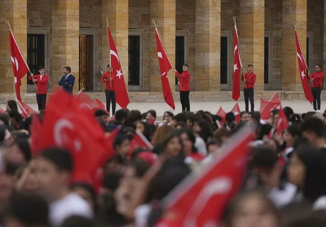 🇹🇷 Cumhuriyet'in çocukları, kendilerine dünyanın ilk ve tek çocuk bayramını armağan eden ATA'larını ziyaret etti.