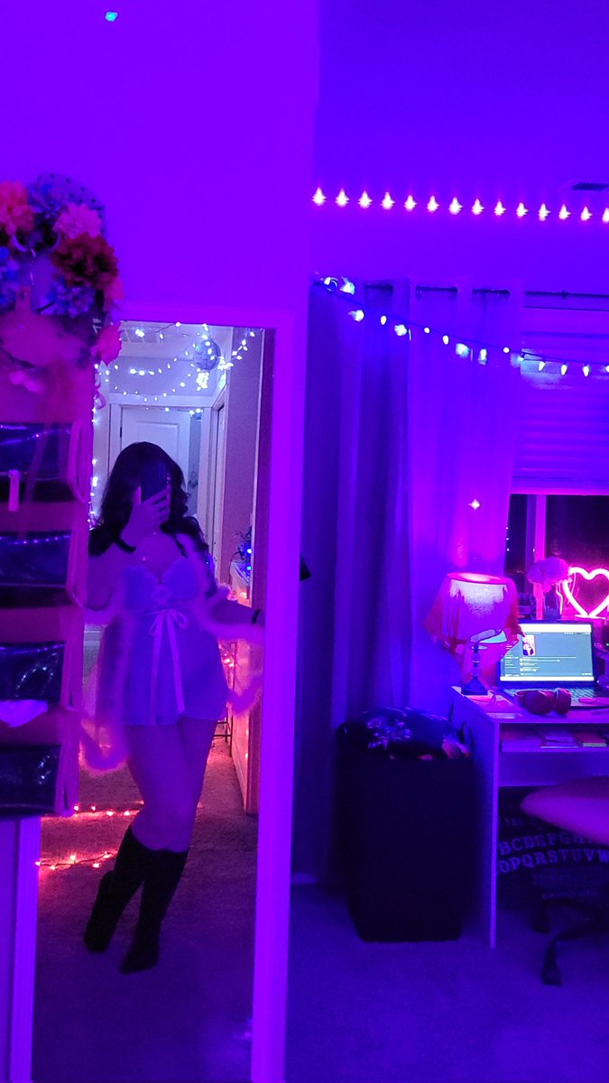 Novasugarr23's tweet photo. Goodnight ππ
Say it back? π₯Ή
#mirrorselfie #nightowl
#stonergirl #dreamy #bedtimelook #nightie https://t.co/fF9gfzfClH