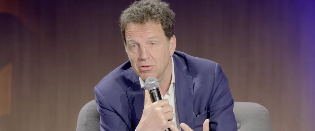 @franckriester EN DIRECT 🔴 #ForumInvestirenAfrique «Pendant que les politiques se chamaillent, les entrepreneurs continuent à échanger», relève @GeoffroyRDB. «Dans tout ce qu’on entreprend, ce qui compte, c’est le nombre de cartes de visites échangées, c’est-à-dire la dynamique qui a été…