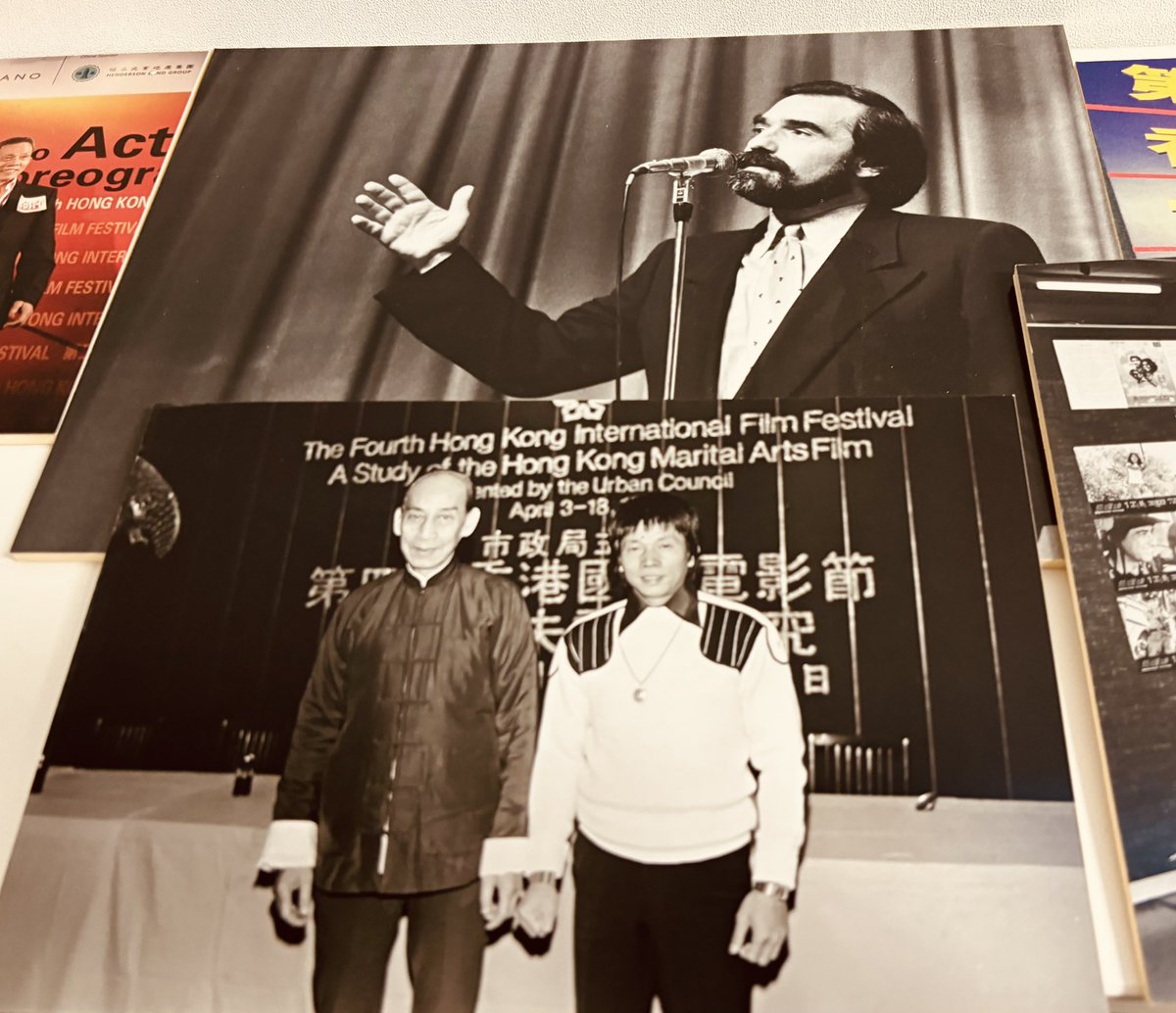 Hong Kong 1984, champ / contre-champ : Martin Scorsese au @HKIFFS, que réussit in fine à photographier Françoise Huguier pour les Cahiers du cinéma, numéro spécial HK …. Et une des photographies officielles prises par le Festival, vue il y a peu en leur nouveau très beau bureau.