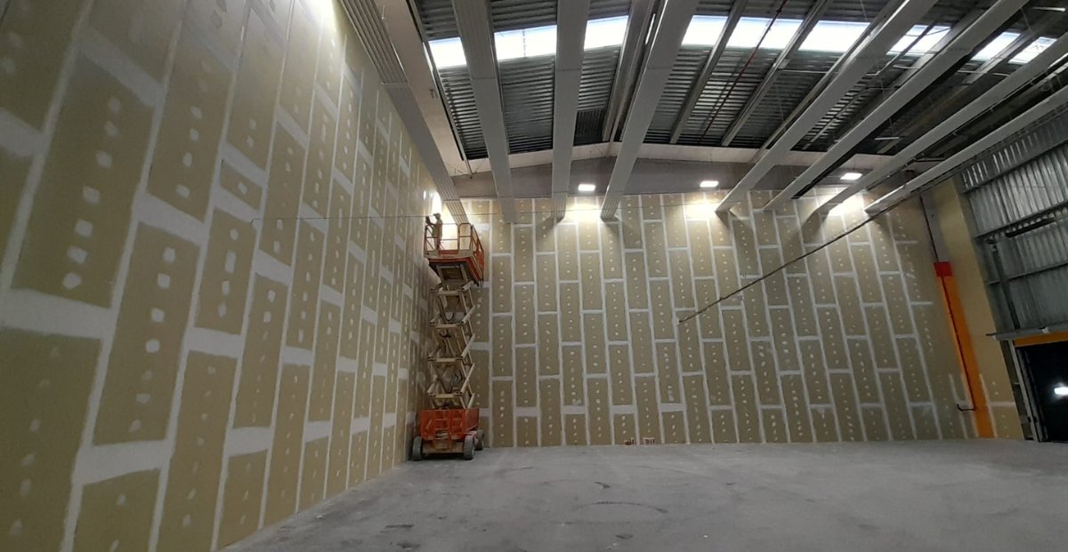 IndustrialMagna's tweet photo. Solutec instala en una 𝗻𝗮𝘃𝗲 𝗶𝗻𝗱𝘂𝘀𝘁𝗿𝗶𝗮𝗹 𝗱𝗲 𝗠𝗮𝗱𝗿𝗶𝗱 un novedoso 𝘁𝗮𝗯𝗶𝗾𝘂𝗲 𝗶𝗴𝗻í𝗳𝘂𝗴𝗼 de más de 10 m de altura para separar nave de una futura zona de exposición.

Leer noticia 🔗 https://t.co/UxmyMXELzt

#SOLUTEC #naveindustrial #tabiqueignífugo https://t.co/9Kbj12ZD3N