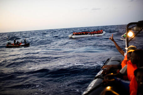 🔵 #Migranti Naufragio nel Canale della Manica: almeno 5 morti. La Guardia Costiera francese ha confermato il fallimento di un attraversamento del passaggio
Foto archivio Ansa