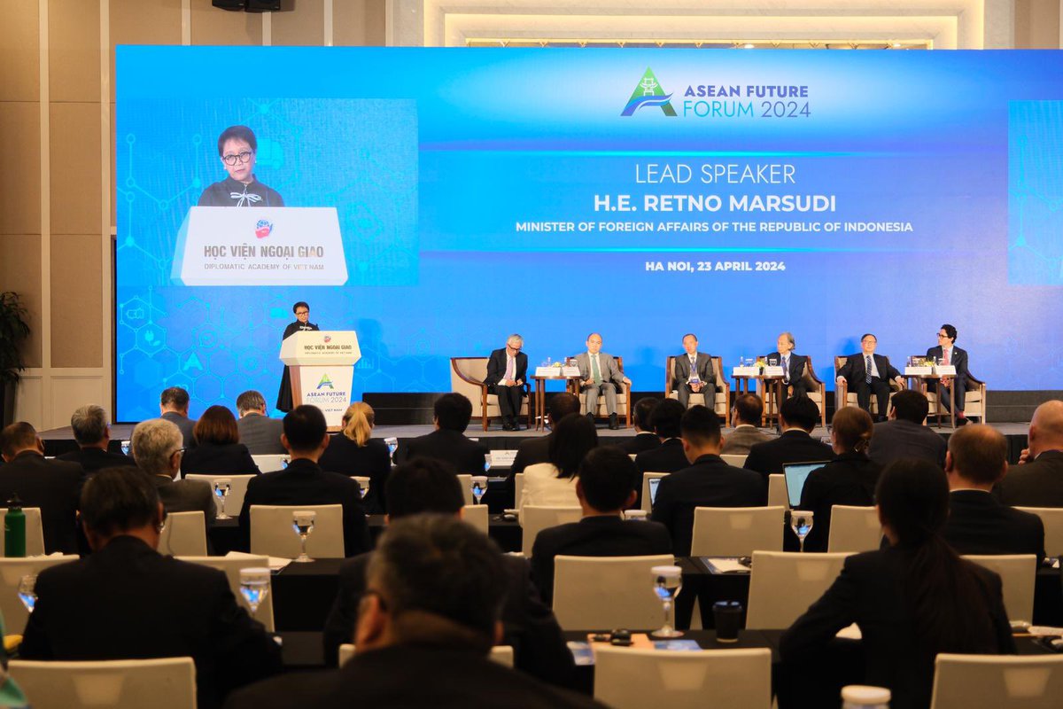 Menlu_RI's tweet photo. Honoured to speak at the ASEAN Future Forum 2024 (Hanoi, 23/4).

I underlined:
1️⃣ ASEAN should continue asserting its leadership in shaping Indo-Pacific architecture &amp; cooperation.

We need a strong &amp; united ASEAN to ensure ASEAN remains matter &amp; can play its centrality. https://t.co/KfV0t7QSpV