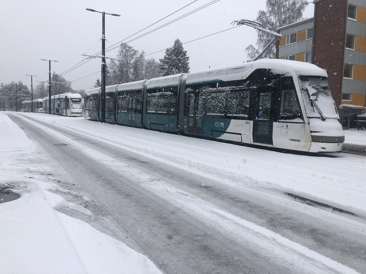 Takatalvi jäädytti pikaraitiotievaunut.Maunulassa 5 vaunua peittyy lumeen
