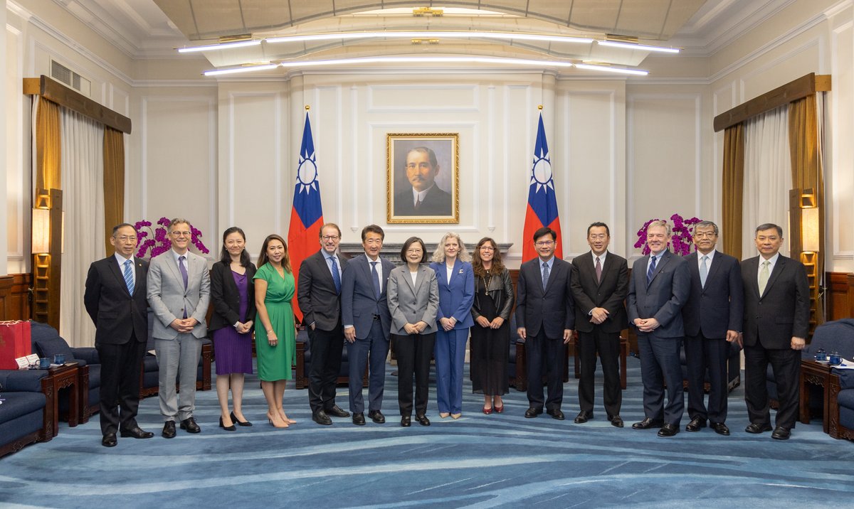 Glad to see a delegation of our friends led by @CSIS Senior VP for Asia & Korea Chair @VictorDCha. We thank the members for supporting the #Taiwan-#US friendship as we work together to defend our shared values & maintain regional peace & stability.