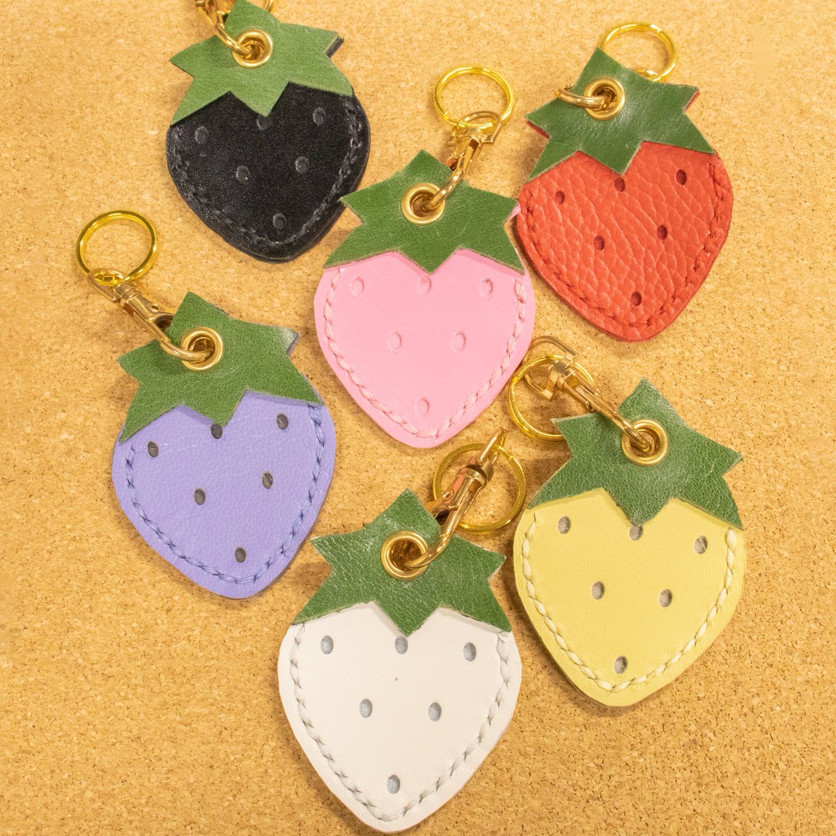 GROOVE_handmade's tweet photo. カラフルストロベリーのAirTagケース🍓✨
ヘタが付いた新鮮ないちごを色付け🎶
好きなカラーを身につけて毎日カラフルポップに過ごしちゃおう🌈
お求め希望の方はDMにて💭💕
¥600 https://t.co/j2Y9ODIM95