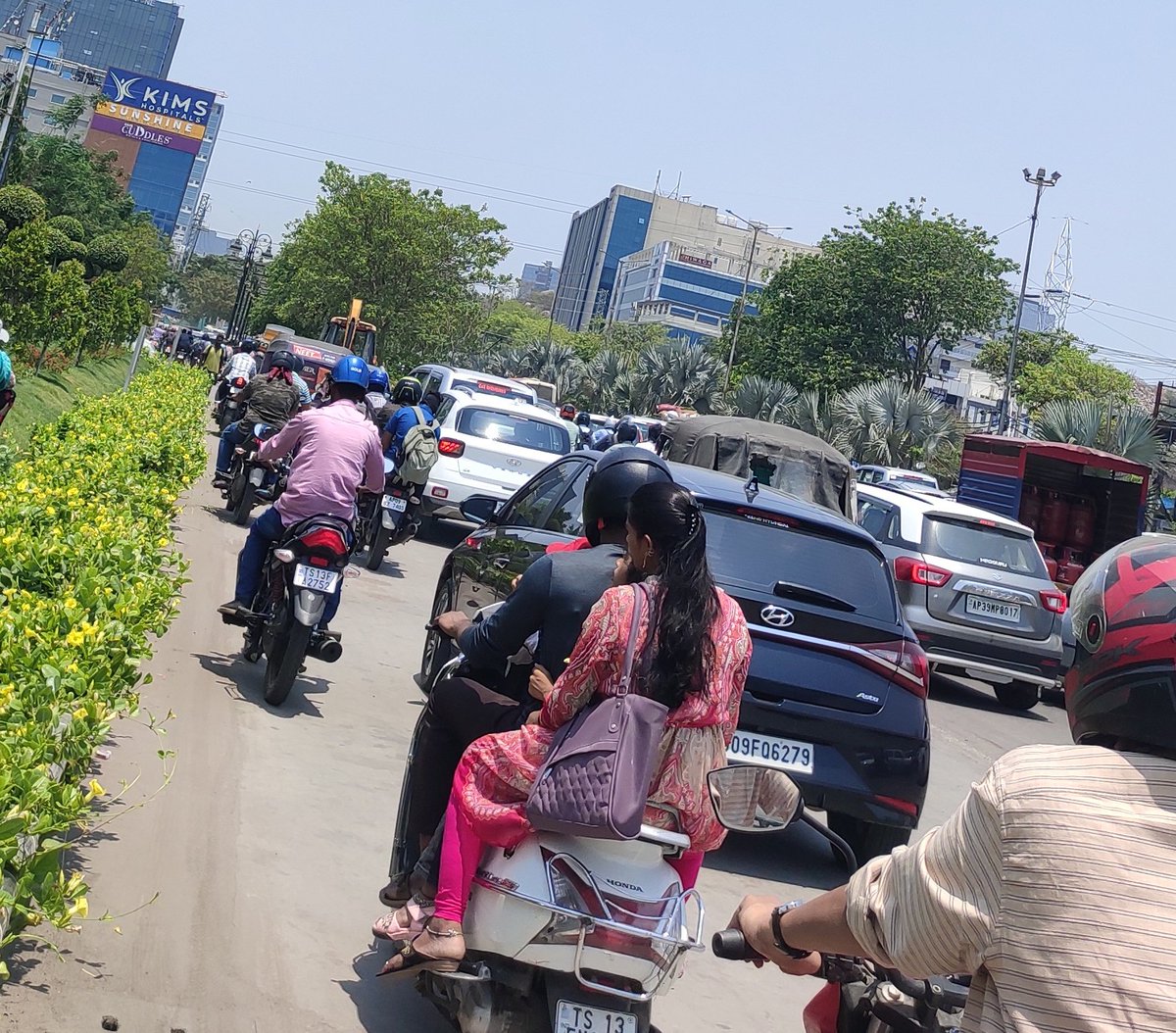 #raidurgam
Though, it's noon - #roadsafety very horrible traffic, what could be the reason & y @CYBTRAFFIC @CPCyberabad @psraidurgam_cyb @cyberabadpolice not taking any measures in streamlining the traffic flow?
@GHMCOnline @ZC_SLP @DRonaldRose equally responsible @HiHyderabad