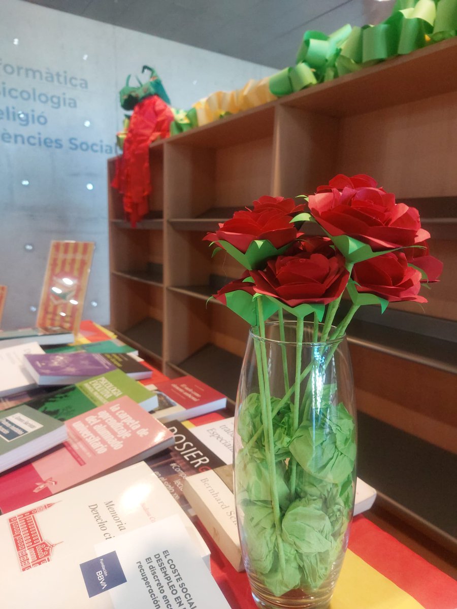 Des d'Edicions de la Universitat de Lleida us desitgem una bona Diada de Sant Jordi. <a href="/bibliotequesudl/">Les Biblioteques de la UdL</a> <a href="/UdL_info/">Universitat de Lleida (UdL)</a> 
El Drac i la Rosa acompanyen els llibres a la biblioteca de Cappont.