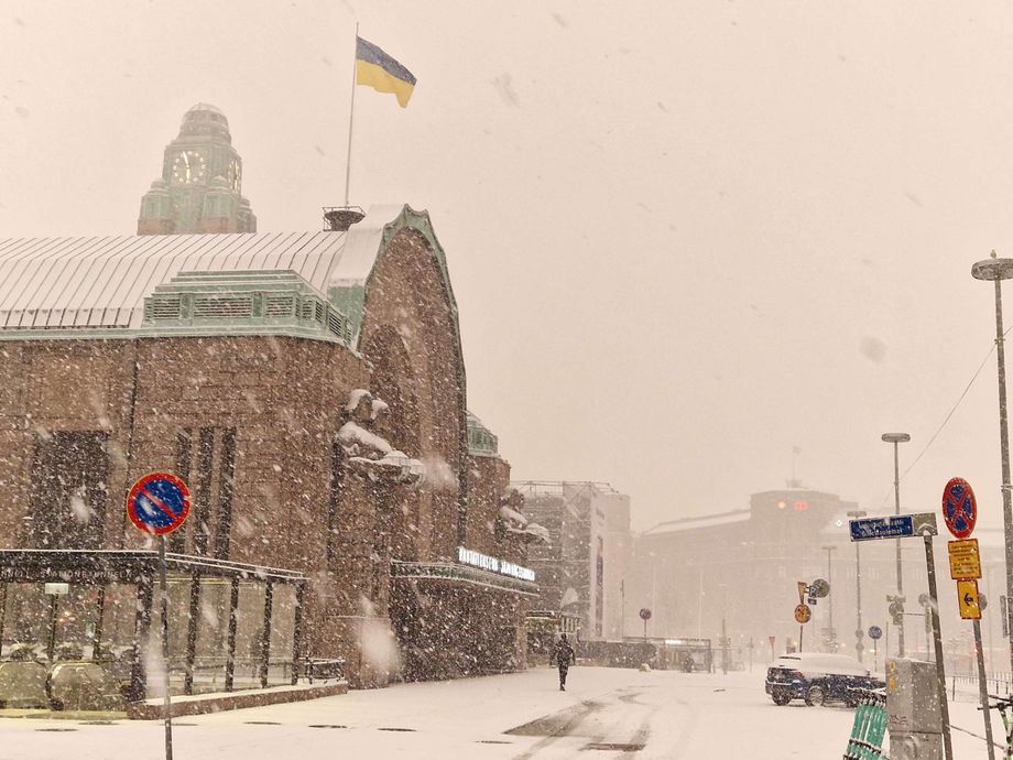 Winter came back in Finland 🌨️ But Ukrainian flag is flying gloriously on the roof of the Helsinki Railway Station 🇺🇦