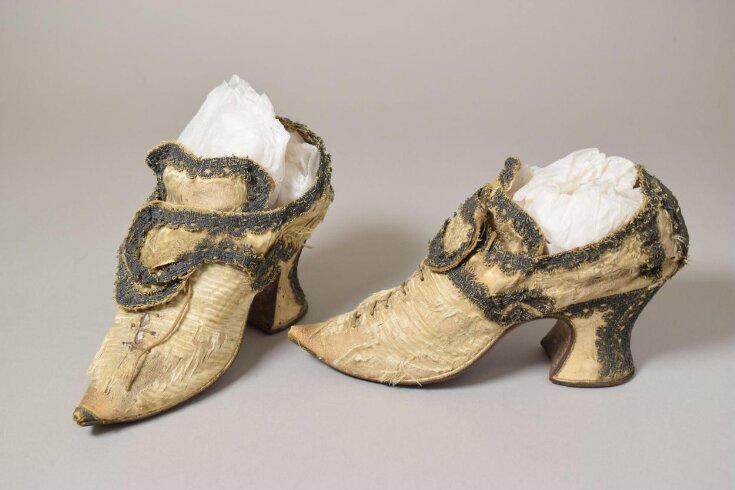 📢 New Blog Post alert! 📢 Our third 'Will of the Month' post is now live: Read all about a fashionable lady with many precious items to disperse - including wedding rings, family portraits, and 'Cloath of Gold' shoes... sites.exeter.ac.uk/materialcultur… 
#EarlyModern #twitterstorians