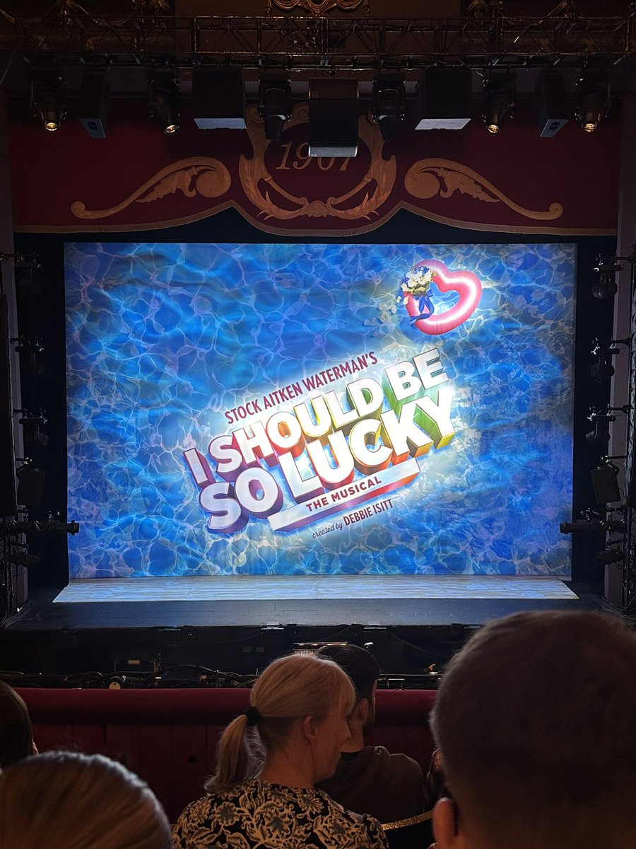 It’s cheesie it’s camp and it’s classic SAW ! The vocal range needed for the songs is huge & on stage the cast belt out hit after hit note perfect ! funny & raucous with the audience on their feet at the end of the night 🥰 @soluckymusical is @SundEmpire this week :trailer in 🧵