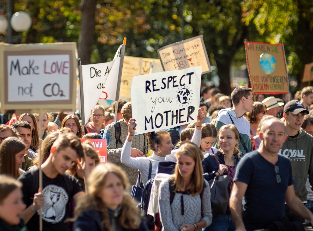 🔓: Communications that highlight generational differences in the causes and effects of climate change may be unhelpful; they increase worry among young people without motivating them to act, say @_shanetimmons et al. (@ESRIDublin). More➡️bit.ly/3Jxajb4