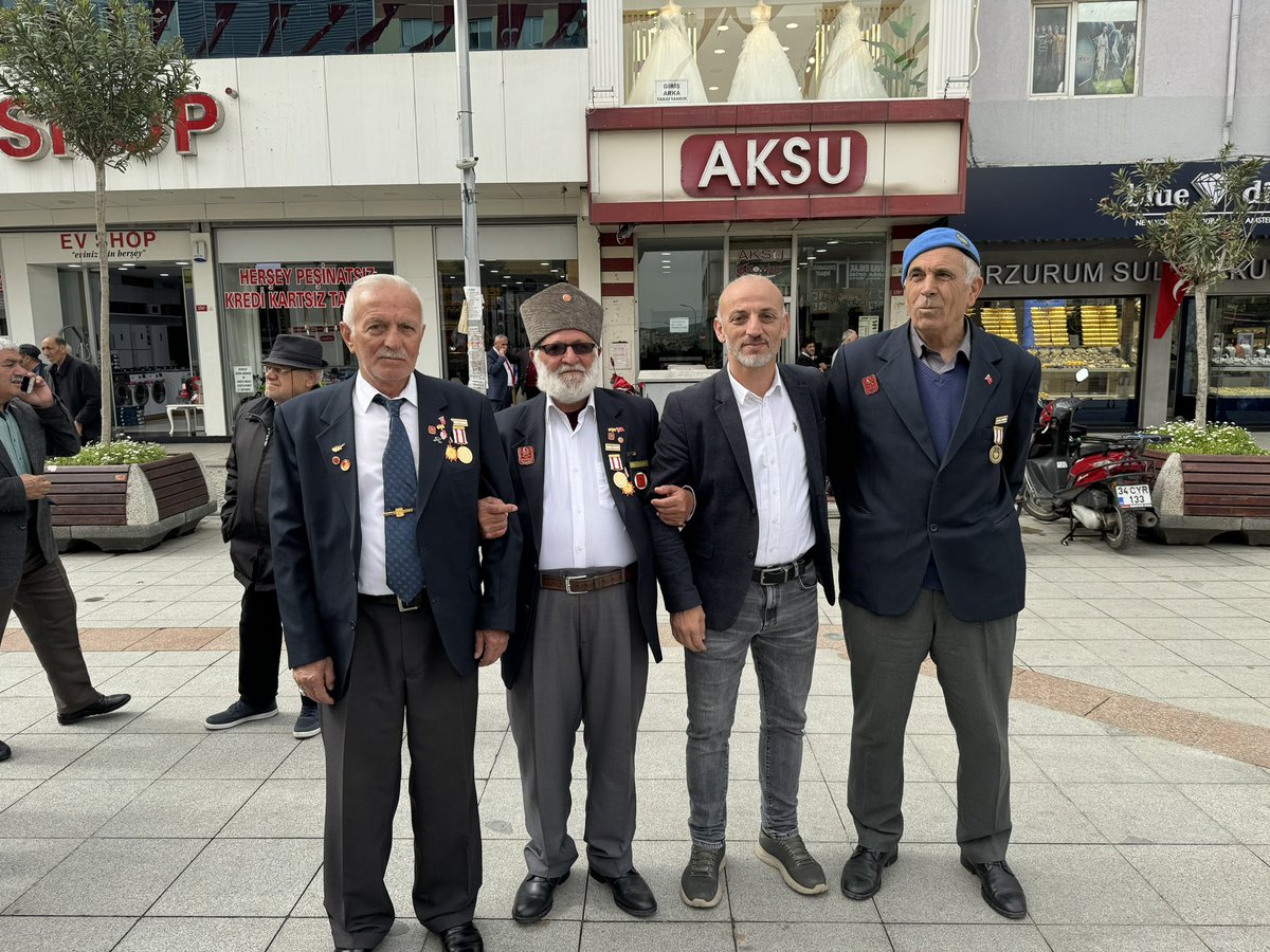 Sultanbeyli Trabzonlular Derneği yönetim kurulu olarak 23 Nisan Ulusal egemenlik ve çocuk bayramı kutlamaları münasebetiyle Atatürk büstüne çelenk koyduk. Gazilerimiz başta olmak üzere, Stk, Parti başkanı ve yöneticisi tüm katılımcılara en derin sevgi ve saygılarımla!