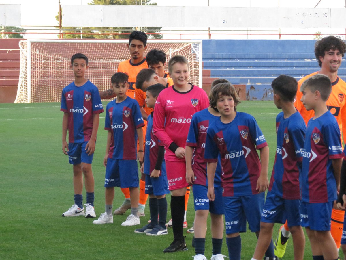 🧒🏻👧🏻 El sábado pasado los jugadores del Alevín B y las jugadoras del Benjamín femenino acompañaron al primer equipo y al VCF Mestalla. 🙌🏼 Ambos equipos disfrutaron de la victoria de la UD. 🐯🦇 #UDAlzira #TotsAlSuñer #ADNVenecia #UnoDeLosNuestros