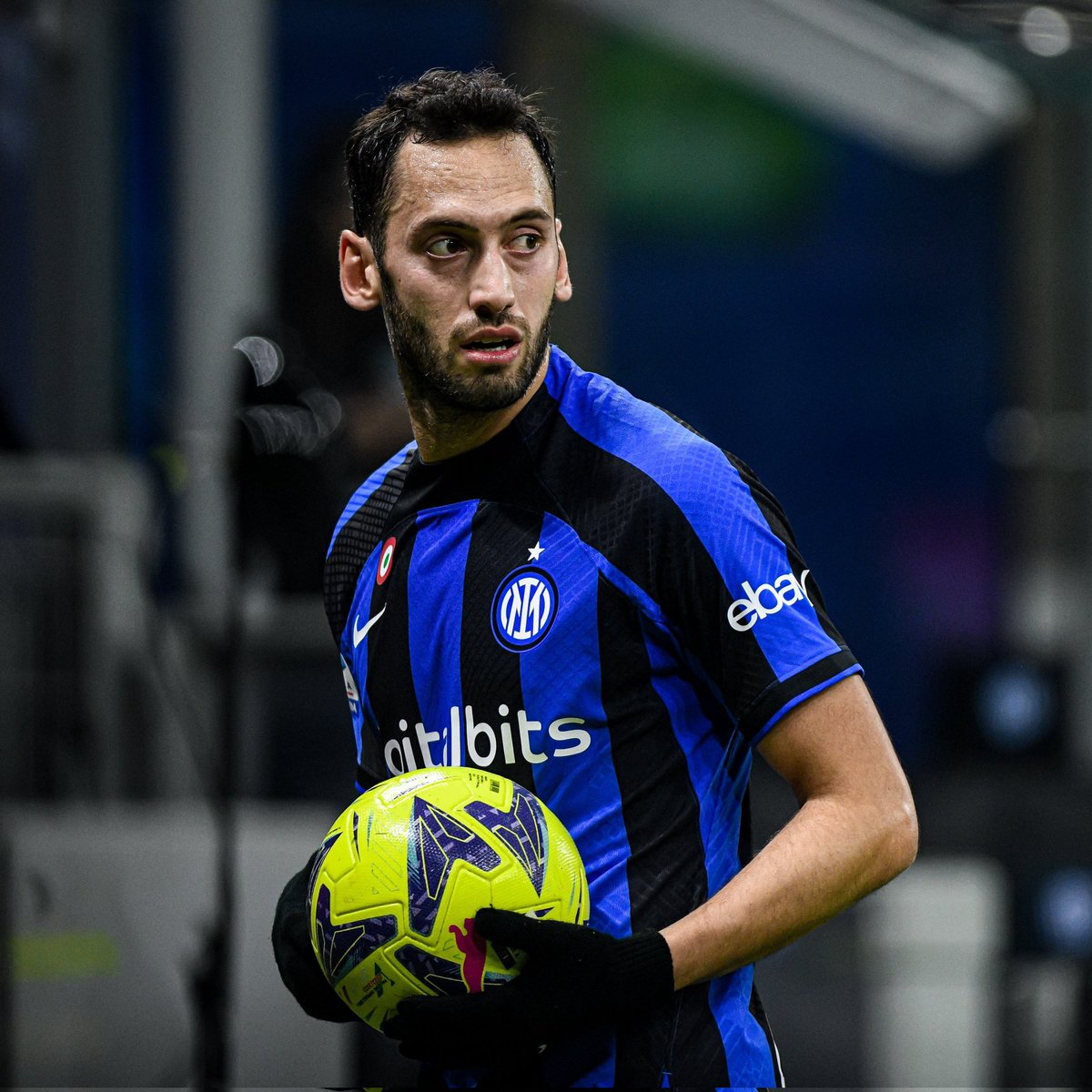 Kariyerinin ilk lig şampiyonluğuna ulaşan Hakan Çalhanoğlu, Inter kariyerindeki 6. kupasını kazandı. 🏆 1x Serie A 🏆 2x İtalya Kupası 🏆 3x İtalya Süper Kupa