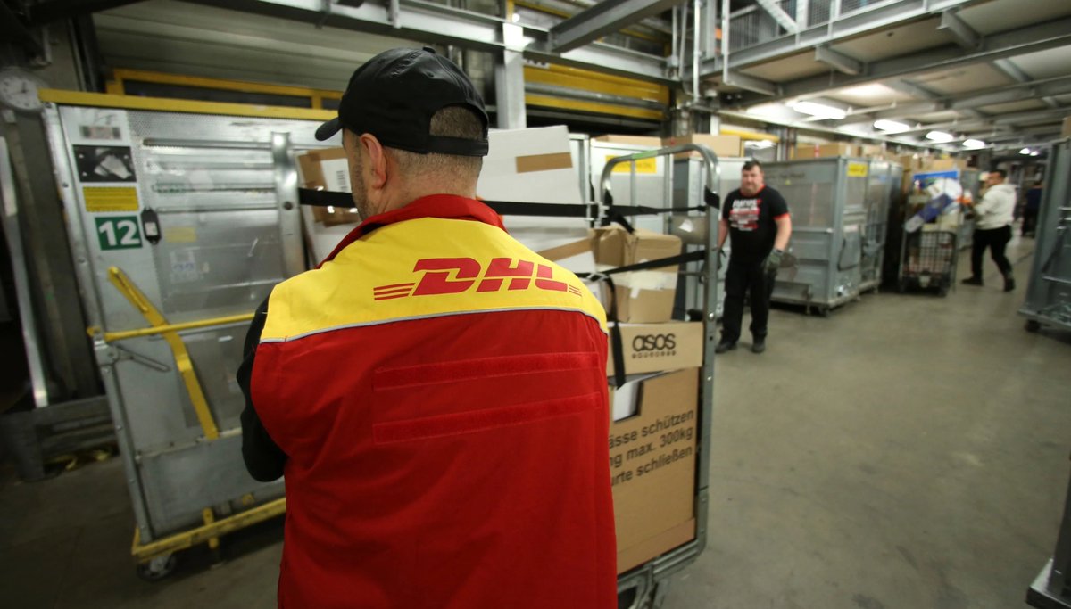 ServinetSC's tweet photo. 📢Si tu objetivo es la gestión de #envíos, rastrear paquetes en tiempo real y resolver incidencias al instante, no te puedes perder nuestra plataforma.
Empresas como #DHL ya confían en nosotros.
Descubre más casos de éxito de #Servinet en: https://t.co/8xaUValUvM https://t.co/3U8z1dczCd