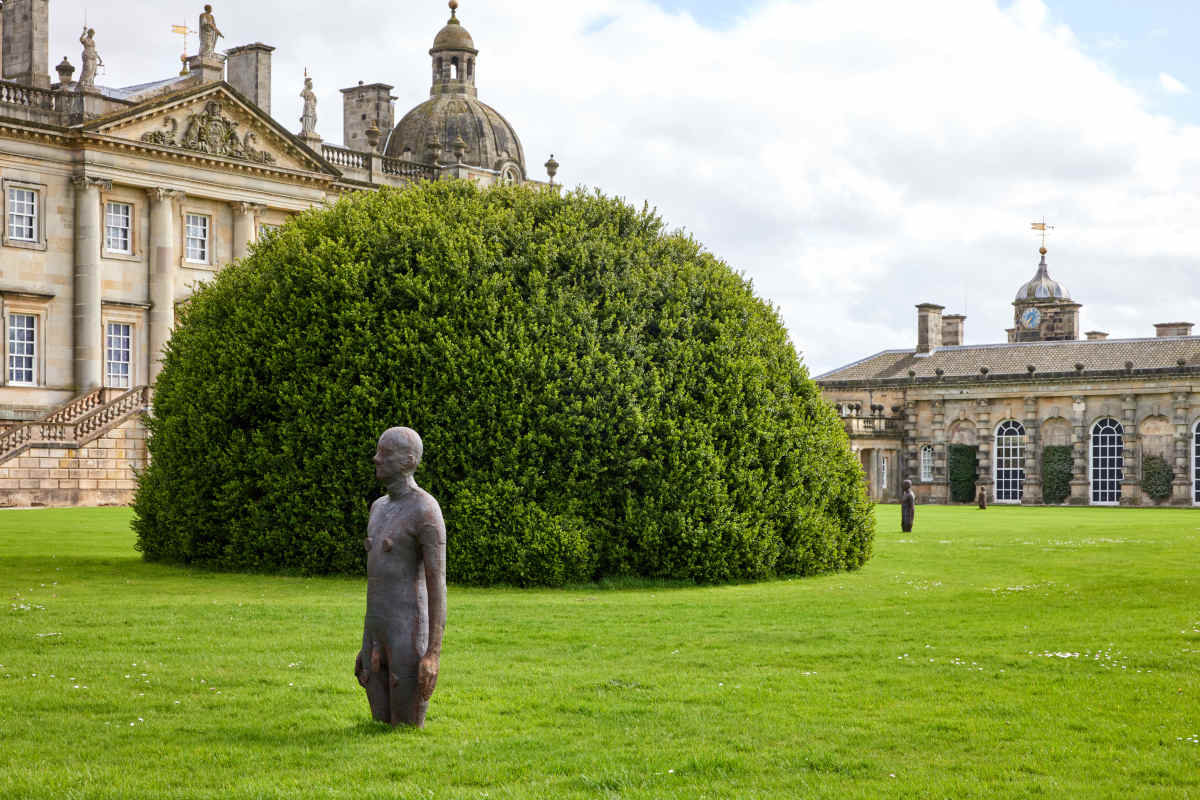 Antony Gormley's Time Horizon, featuring 100 bronze sculptures, has been installed on the grounds of the 18th-century Houghton Hall (@HoughtonHall2) in Norfolk. widewalls.ch/magazine/anton…