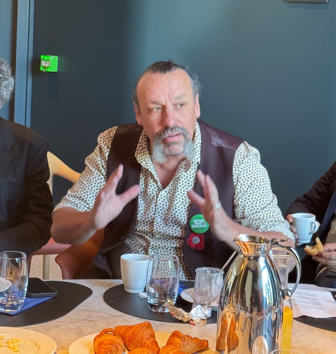 <a href="/DavidCormand/">David Cormand🌻🇪🇺🌍🌏🌎</a> « Le dérèglement climatique, la perte de biodiversité, c’est ça qui menace la compétitivité de l’agriculture, pas l’abandon des pesticides. Les simplifications de la PAC vont dans le sens contraire de ce qui est nécessaire pour la souveraineté alimentaire. » <a href="/BenoitBiteau/">Benoît BITEAU</a>