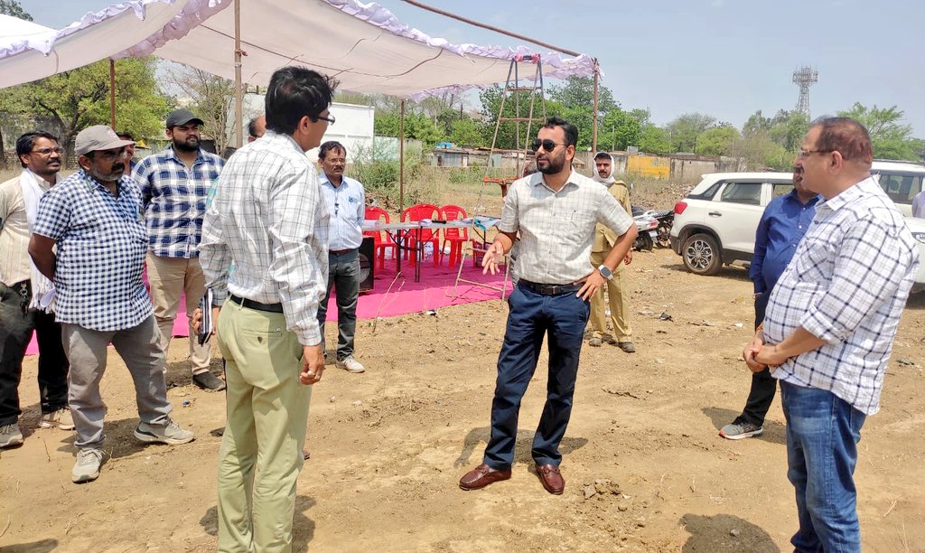 कलेक्टर एवं जिला निर्वाचन अधिकारी श्री अनुराग वर्मा ने शासकीय उत्कृष्ट उच्चतर माध्यमिक विद्यालय व्यंकट क्र- 1 में मतदान दलों के सामग्री वितरण स्थल और रेल्वे कॉलोनी में बनाए गए वाहनों की पार्किंग का निरीक्षण किया। #JansamparkMP @CEOMPElections @ECISVEEP #ChunavKaParv