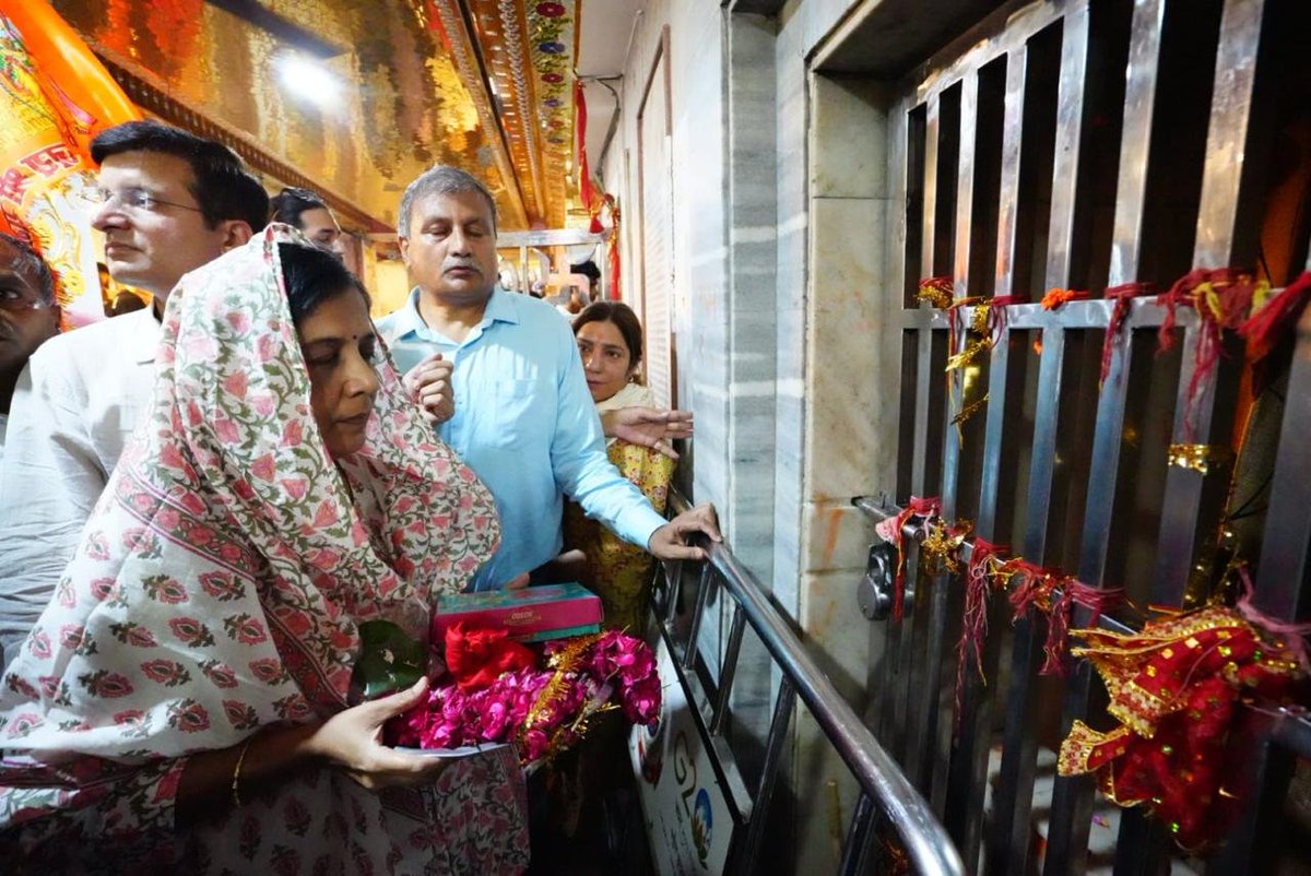Arvind Kejriwal’s wife Sunita Kejriwal reaches CP’s Hanuman Mandir @ArvindKejriwal used to frequent this Hanuman Temple together with @KejriwalSunita mam. Now in his absence, She is praying for the good health and prosperity of Delhi and her Husband Mr. Kejriwal.