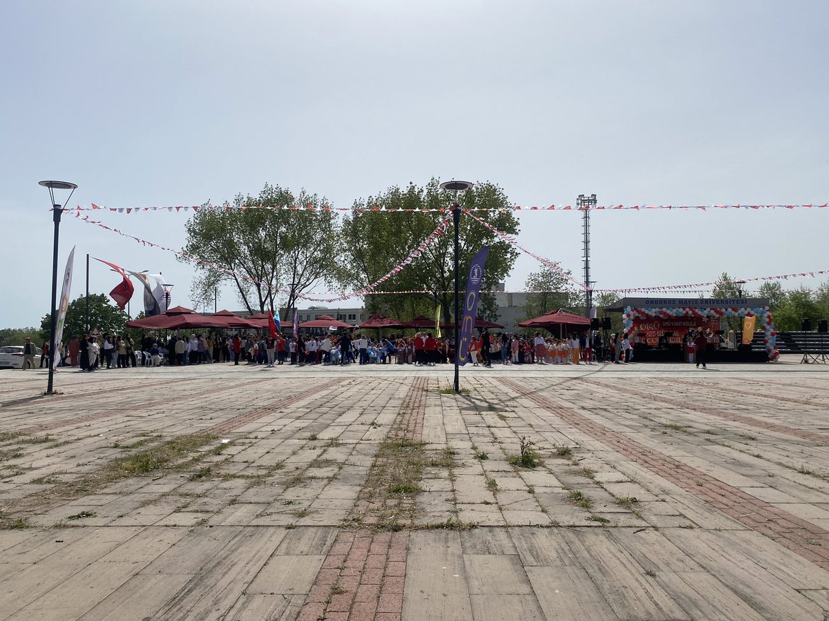 Geçit töreninde, remen milli ve manevi duygularda boğuldum ve ağladım. Ve çocukluğumdan hatırladığım şey; rahmetli dedem bayramlarda bizim okulun kortejdeki yerini bulur, bana ve arkadaşlarıma dürüm ısmarlardı. Arkadaşlarım da benim gibi bayramlarda dedemi beklerdi. Çocuklar…