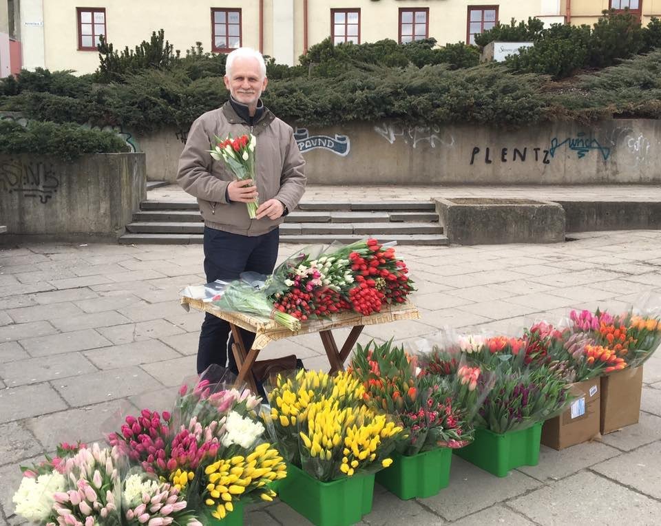 Купі кветкі для «Вясны»

Кветкі — не толькі сімвал вясны, але і захапленне заснавальніка «Вясны» Алеся Бяляцкага: ён штогод гадаваў у сваім садзе півоні ды ружы. З такім жа клопатам ён заўжды кіраваў і праваабарончым цэнтрам.

26 красавіка «Вясне» спаўняецца 28 гадоў.