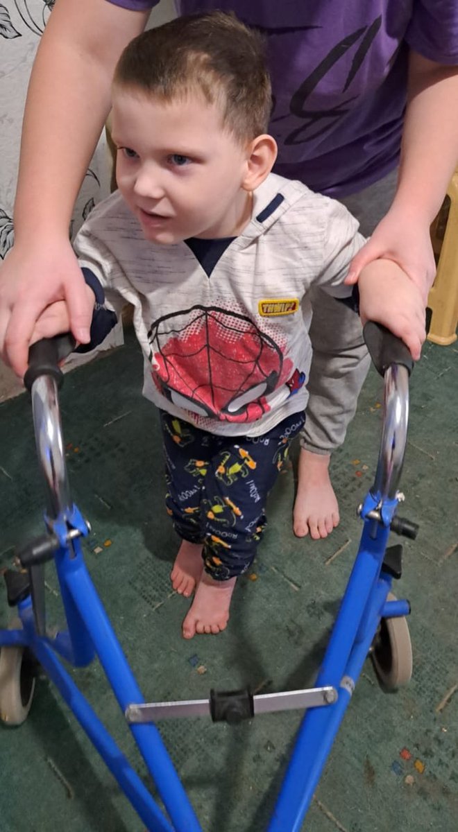 Fighting Post Surgical Infection and pain management are my priorities, but when you see what @PeelTheFern and I did to oblige @HelpHealUkraine we have no regrets.
This is 5 year old Maksym who suffer from Paraparesis, Hydrocephalus & epilepsy taking possession of equipment sent…