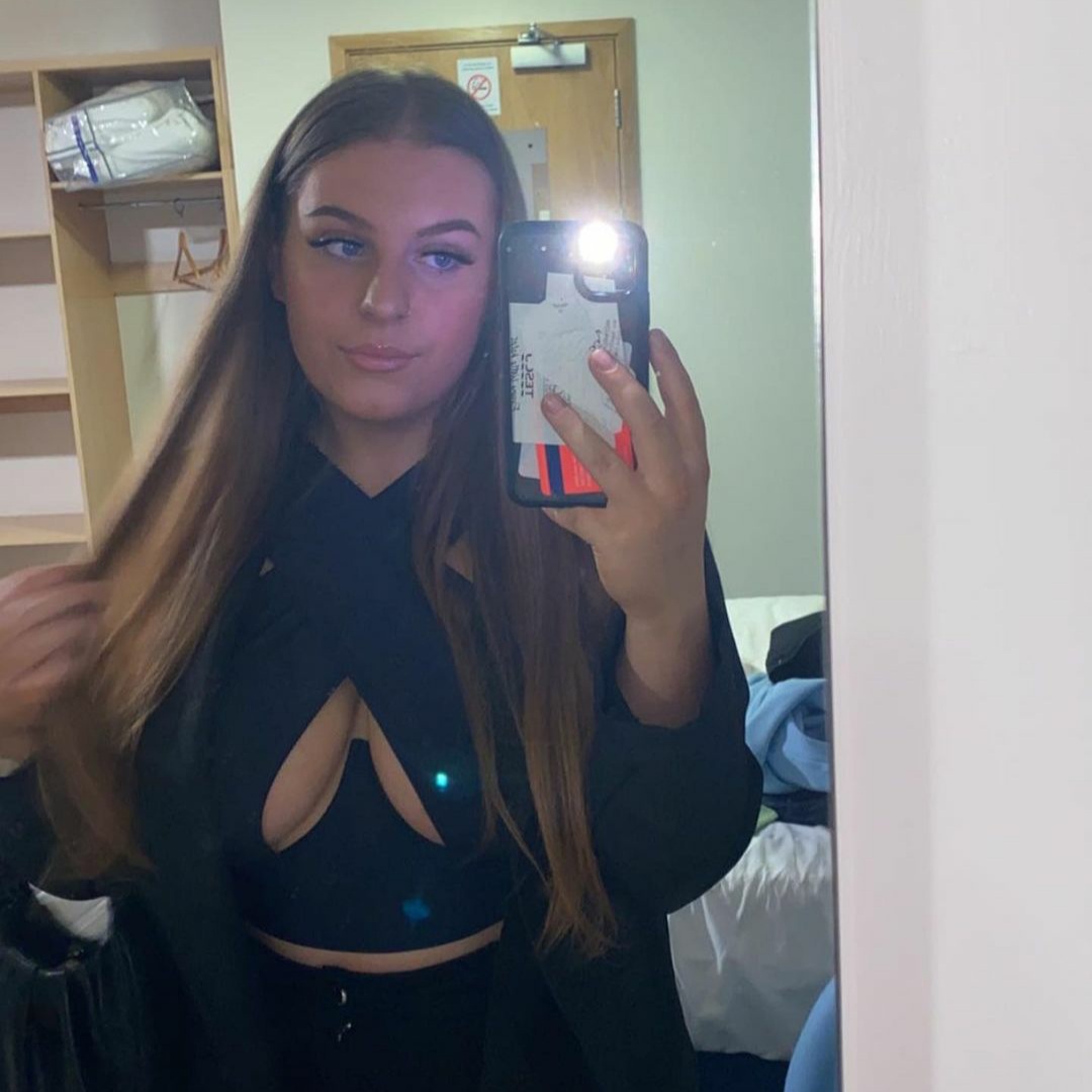 luvchavnbusty's tweet photo. Submission - Curvy Laura and her cleavage 🔥 https://t.co/Y9oLOVJW7s