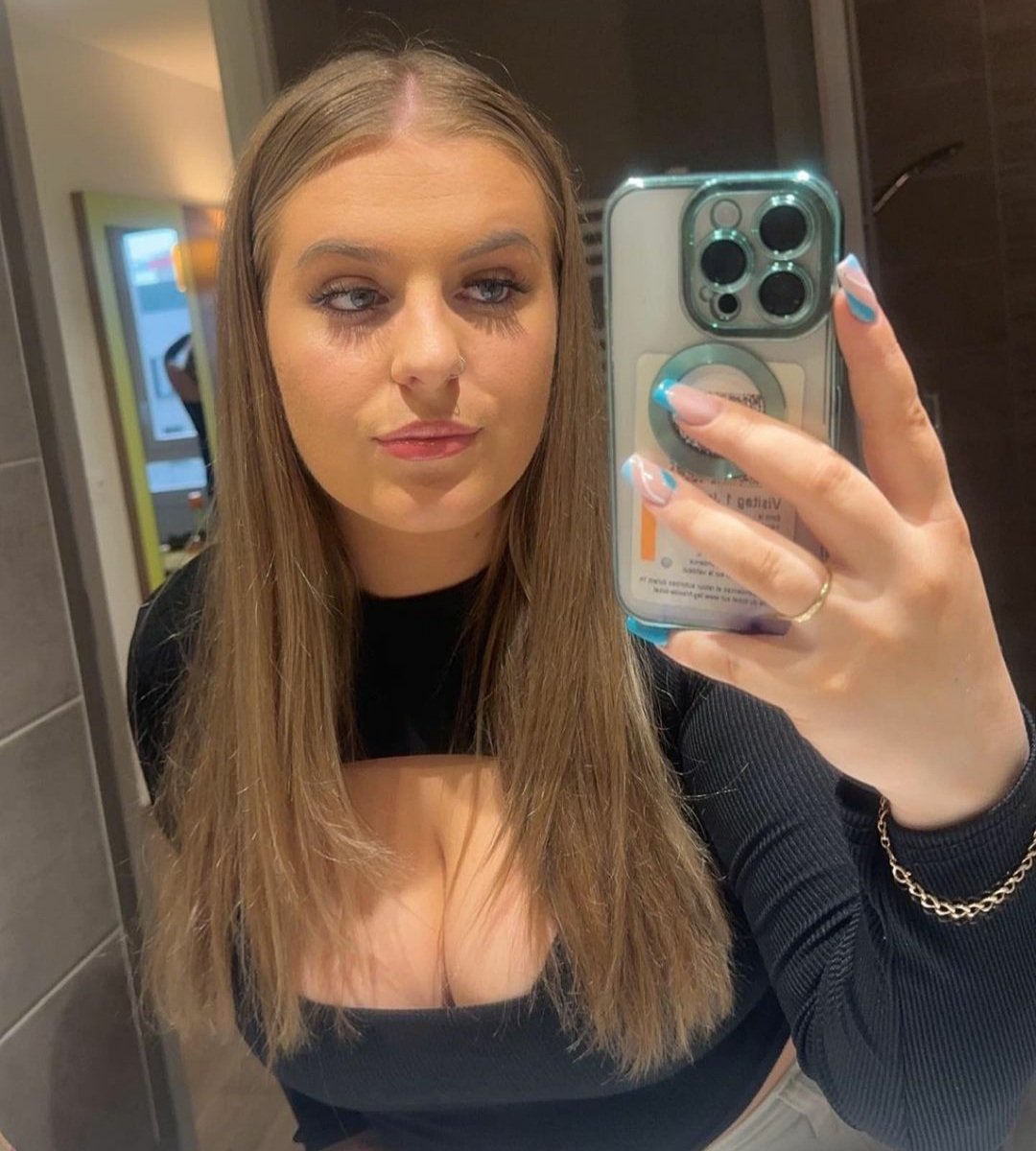 luvchavnbusty's tweet photo. Submission - Curvy Laura and her cleavage 🔥 https://t.co/Y9oLOVJW7s
