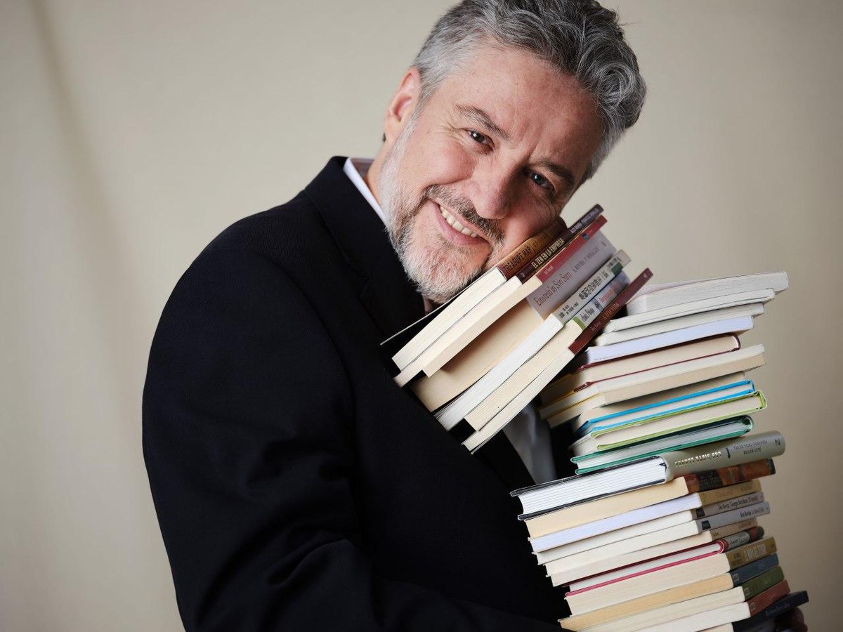 Pocas cosas nos pueden transformar más la vida que un buen libro.

Porque los libros nos pueden cambiar la vida, yo creo que no hay objeto cuya relación entre valor y precio sea tan abismal.

Feliz día del Libro y feliz Sant Jordi. 🌹