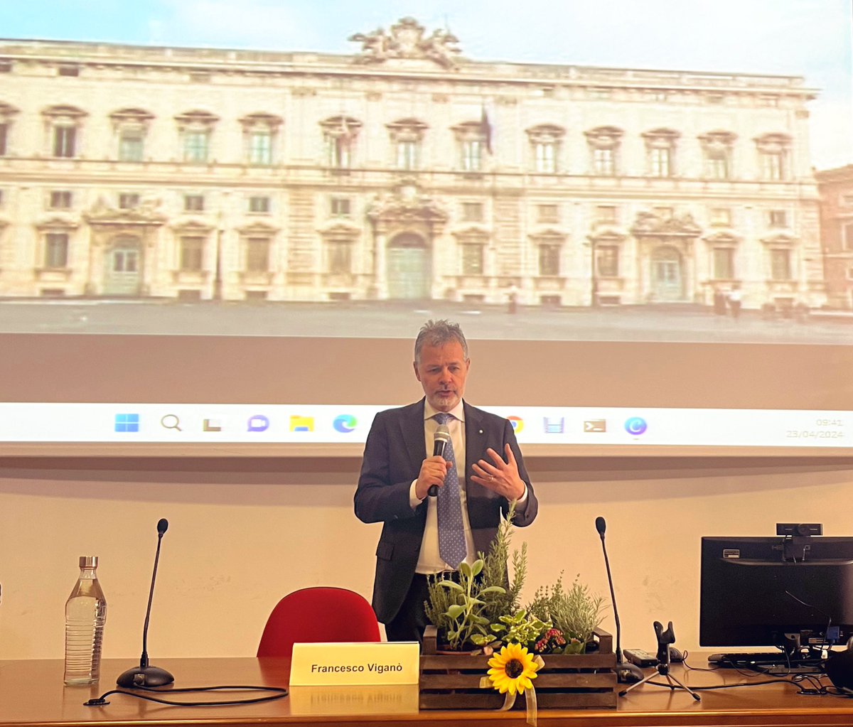 CorteCost's tweet photo. Il Viaggio della #Cortecostituzionale nelle scuole arriva a #Cagliari.

Oggi il giudice costituzionale Francesco Viganò ha dialogato con gli studenti dell’Istituto di Istruzione Superiore “Duca degli Abruzzi” per un approfondimento sul tema “Democrazia e Corte costituzionale”. https://t.co/VfIMkJVBik