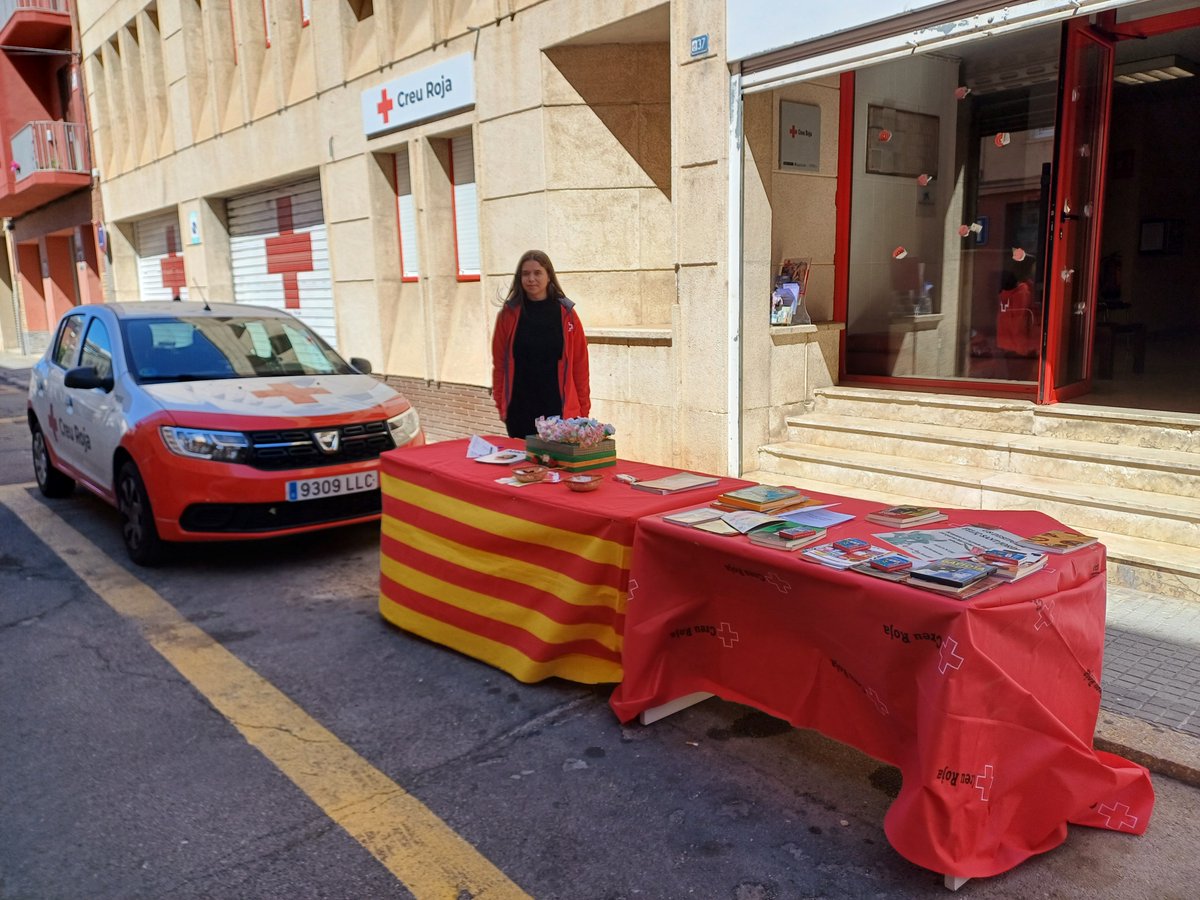 ReusCreuRoja's tweet photo. Enguany tenim la paradeta de Sant Jordi davant la nostra seu del Carrer Dr. Ferran de #Reus https://t.co/Sn6iiSwvXu