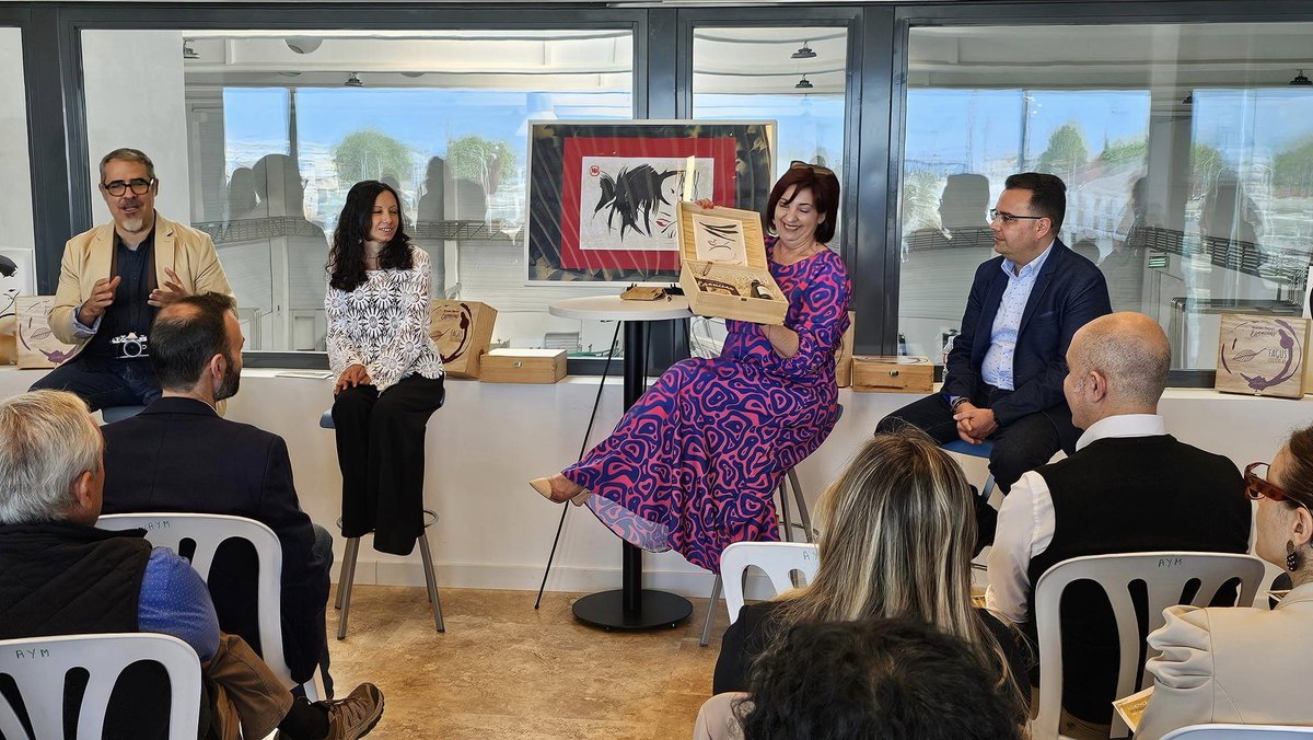 ViveManzanares's tweet image. 📖Feliz Día del Libro y de San Jorge!🌹
Te recomendamos la lectura de &quot;𝓔𝓼𝓮𝓷𝓬𝓲𝓪𝓼 𝓔𝓷𝓬𝓸𝓷𝓽𝓻𝓪𝓭𝓪𝓼&quot; 𝓭𝓮 𝓐𝓹𝓸𝓵𝓸𝓷𝓲𝓪 𝓢á𝓷𝓬𝓱𝓮𝔃, 💫que fue participante en una de nuestras ediciones del #Go2Work de @eoi  en #Manzanares,junto a
@faguseditorial  @cuantismascosas