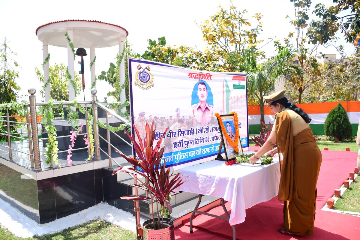 जिला- जौनपुर, उत्तर प्रदेश के अमर शहीद CT/GD जमुना प्रसाद गिरि की पुण्यतिथि के अवसर पर उनके निवास स्थान पर #CRPF ने उनको श्रद्धांजलि अर्पित की। 

🇮🇳#भारत_के_वीर🇮🇳