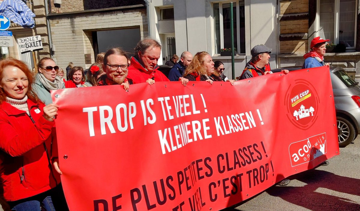 De retour de la manifestation des milliers d'enseignants à Bruxelles, venus du Sud comme du Nord du pays. Le besoin d'un refinancement, d'un respect des profs, de moins d'élèves par classe revient dans toutes les langues. #toujoursdevotrecôté #WeAreOne