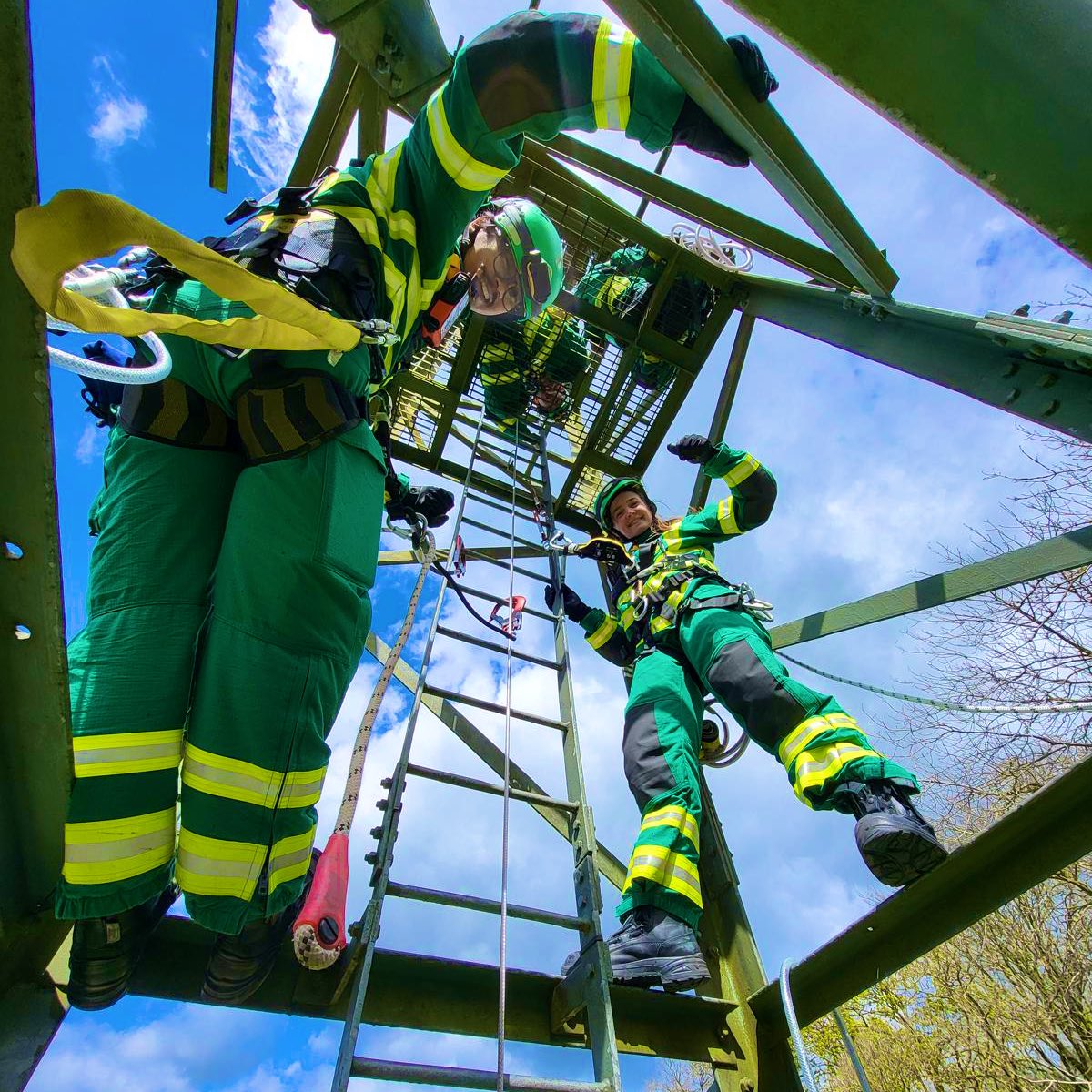 Don’t look down! 👀 Our @LAS_HART Paramedics specialise in providing life-saving care in hazardous environments. ‘Safe Working At Height’ training ensures they are ready to treat patients that are difficult to access ⬇️