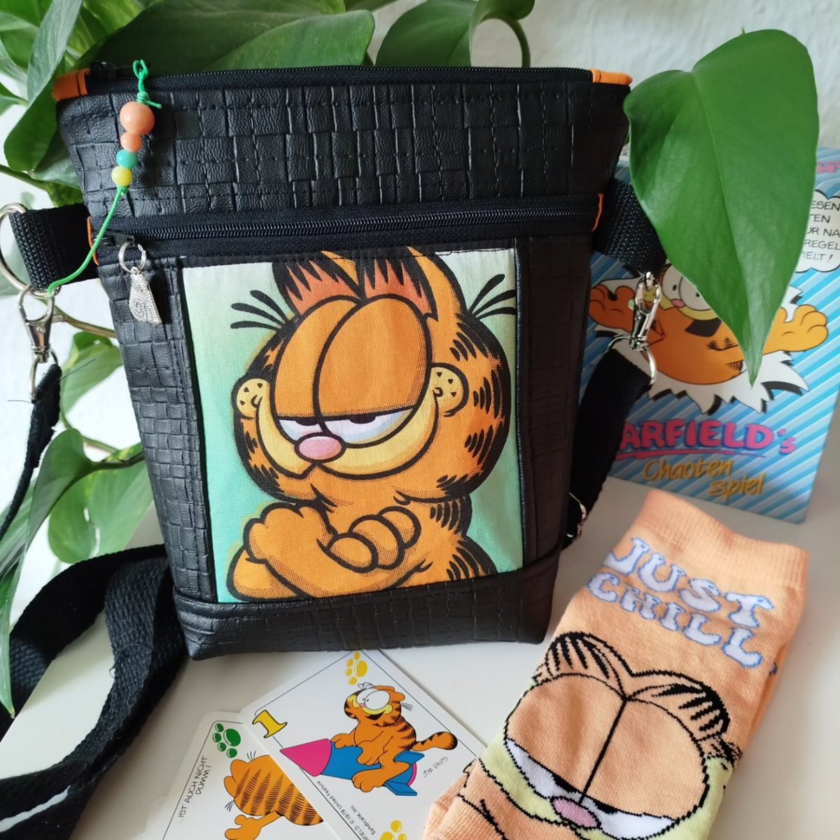 Ich bin hyped.
Habe mir eine neue, kleine Handtasche genäht.
Mit Garfield!
Ich liebe Garfield!
Mit den Comics habe ich das Lesen gelernt!

#Handarbeitsclub
#Nähen
#Sewing
#Handarbeit