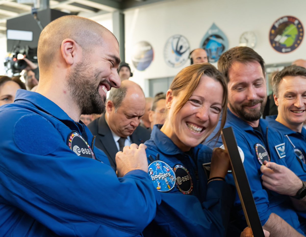 ¡Enhorabuena a @Soph_astro 🇫🇷 @Astro_Pablo_A 🇪🇸 por su graduación como astronautas de la Agencia Espacial Europea @esa! 👩‍🚀🧑‍🚀Sophie Adenot y Pablo Álvarez Fernández forman parte de los 6 candidatos astronautas de la promoción #ESAastro2022 diplomados ayer. ©️📸Philippe Sebirot