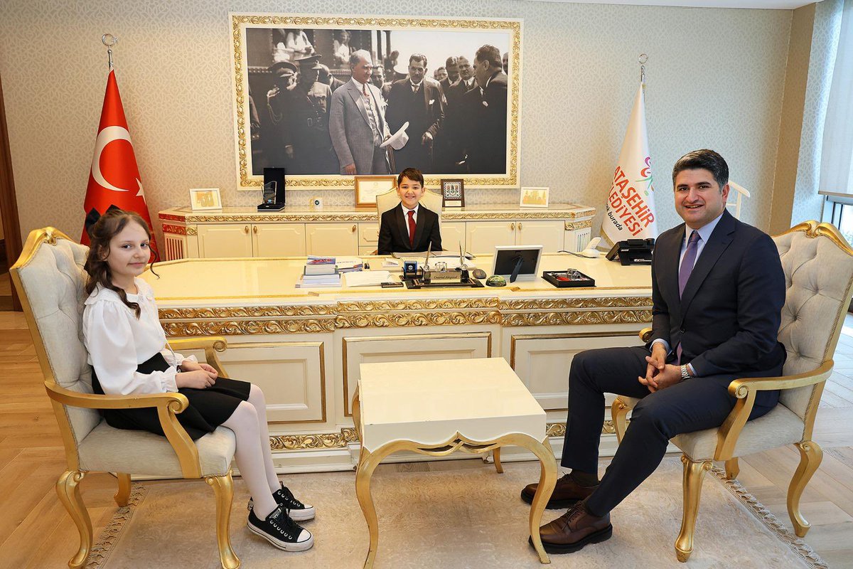 onursaladiguzel's tweet photo. 23 Nisan’da koltuğumu sevgili Çınar Ali’ye devrettim. Çınar Ali’nin bizden ilk talebi park ve oyun alanlarının artırılması oldu. 😊 https://t.co/I9lEXNKGyx