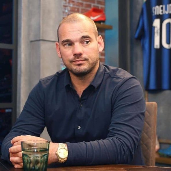 🗣️ Wesley Sneijder: 'Antony should be absolutely embarrassed for what he did. He should have walked straight off the pitch instead of doing that. I hope Manchester United lose 5-0 in the final.' 😭