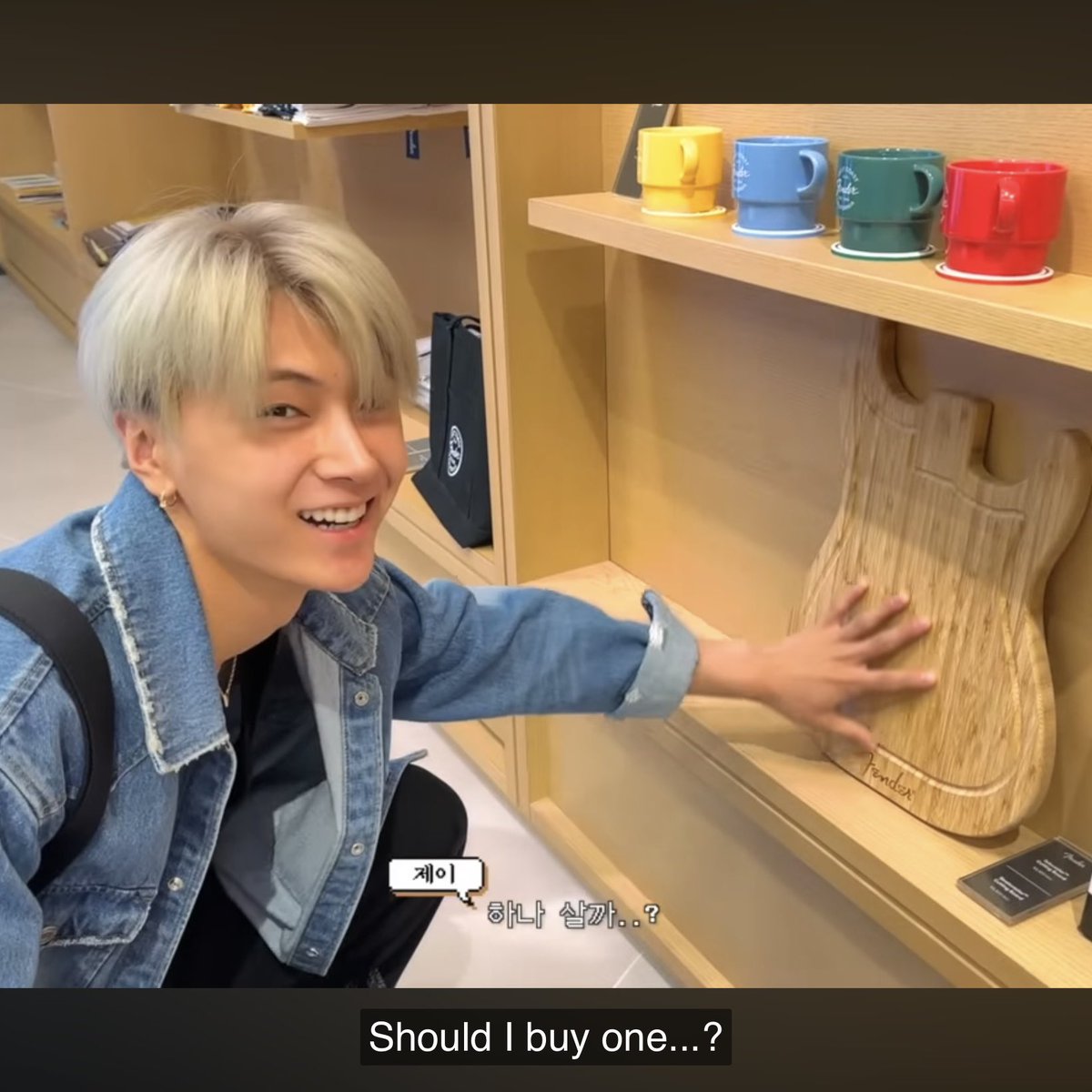 BLUEJAYS_CO's tweet photo. 240423 | CAMPING VLOG - JAY CUT

🐈‍⬛: “Is it cute? 😁”

Our jjong getting excited to use the guitar-shaped cutting board he bought last time 🥹

#ENHYPEN  #JAY #엔하이픈  #제이 #ENHYPEN_JAY #엔하이픈_제이 https://t.co/DUw9kwaCkU