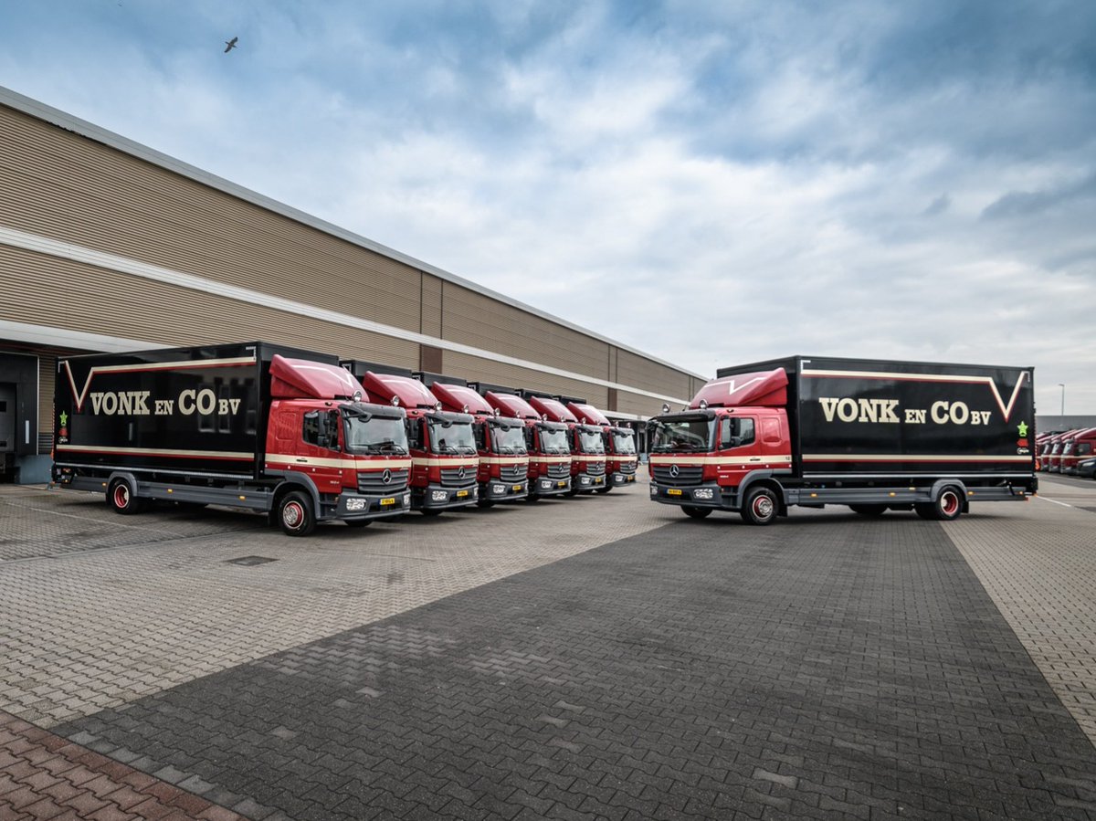 #ForAllWhoKeepTheWorldMoving - New Mercedes-Benz #Atego in service in the Netherlands: International #haulage company 'Vonk en Co BV' has put 7 out of 13 new Ategos into operation. As is typical for their fleet, they all have a red cab with a black box body. 🚚⭐ #DaimlerTruck